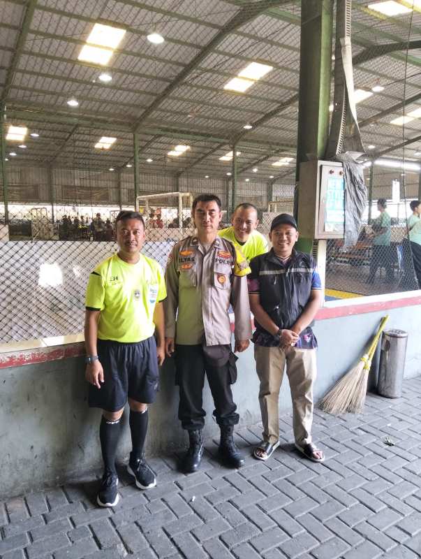 Bhabinkamtibmas Kelurahan Sukamulya Pantau Kegiatan Masyarakat di Lapangan Futsal