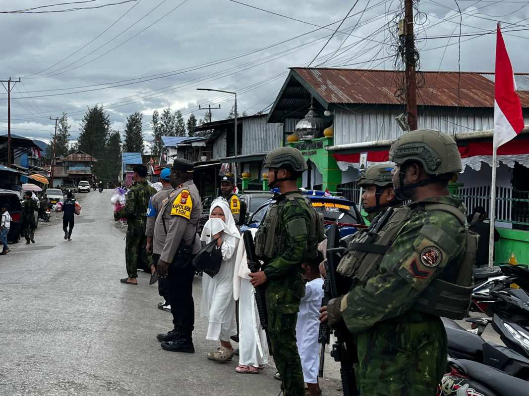 Ciptakan Suasana Aman dan Khidmat, Satgas Yonif 2 Marinir Amankan Perayaan Maulid Nabi Muhammad SAW di Deiyai