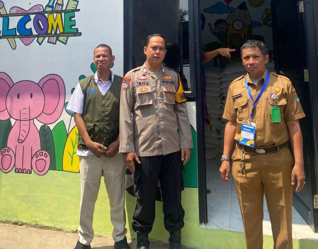 Brigadir Ibnu Dermawan Amankan Penyaluran Bantuan Beras Kemensos RI untuk Warga Bunder