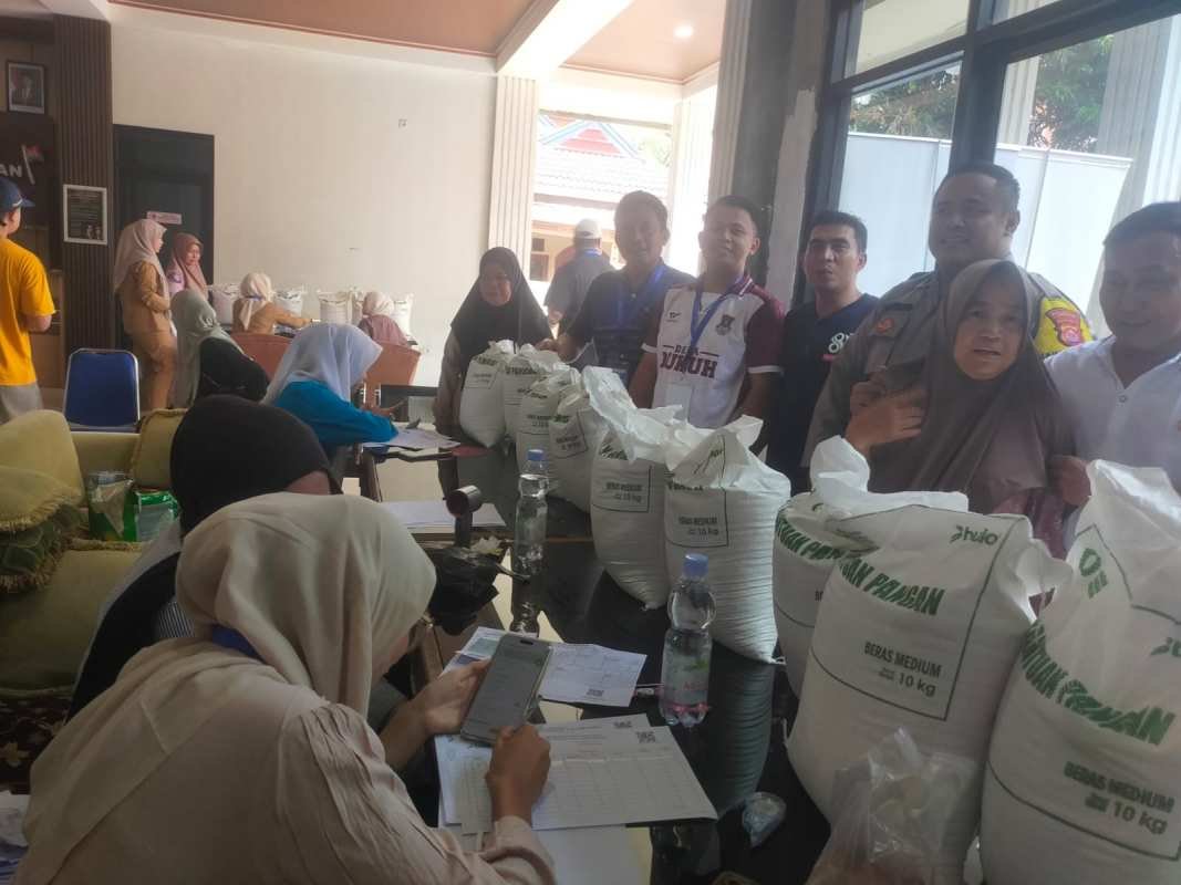 Bhabinkamtibmas Aipda Hartanto Amankan Penyaluran Beras Kemensos kepada Penerima di Dukuh
