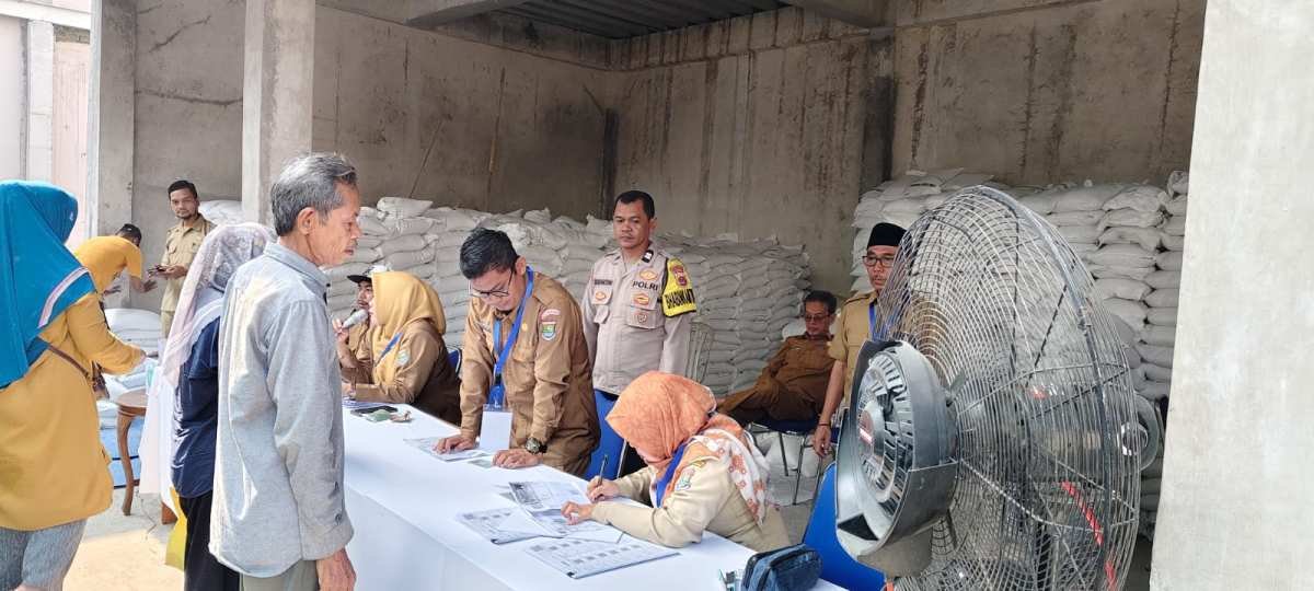Bhabinkamtibmas Desa Pasir Jaya Aiptu Budiansyah Kawal Penyaluran Bantuan Beras untuk Warga