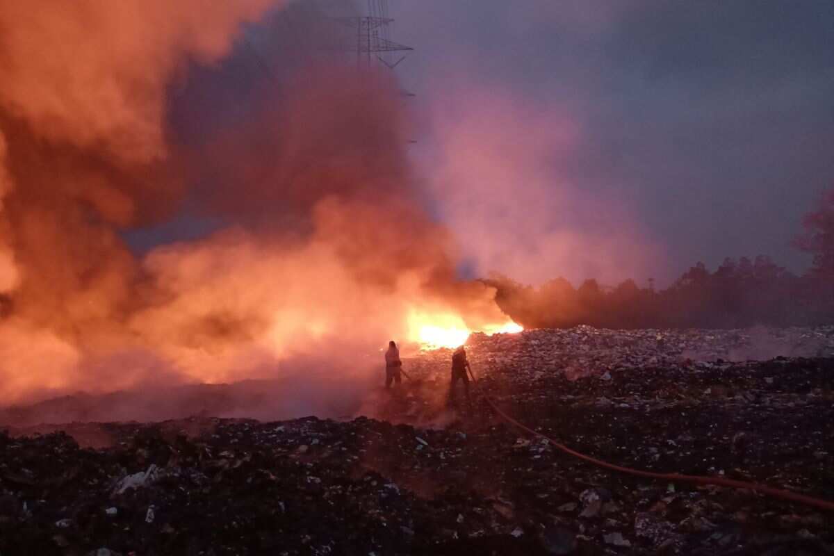 Tim gabungan atasi kebakaran lahan TPA Nangkaleah di Tasikmalaya