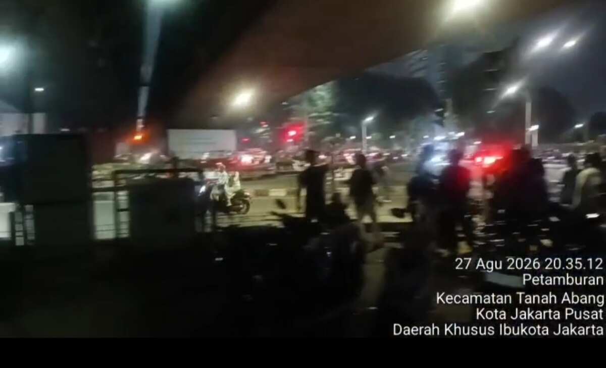 Massa Anarko Bakar Ban dan Dorong Pagar DPR/MPR, Polisi Lakukan Penghalauan
