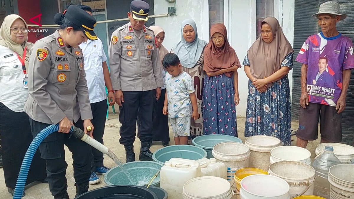 Polres Banjarnegara salurkan 35.000 liter air bersih ke warga Kaliajir Polres Banjarnegara salurkan 35.000 liter air bersih ke warga Kaliajir