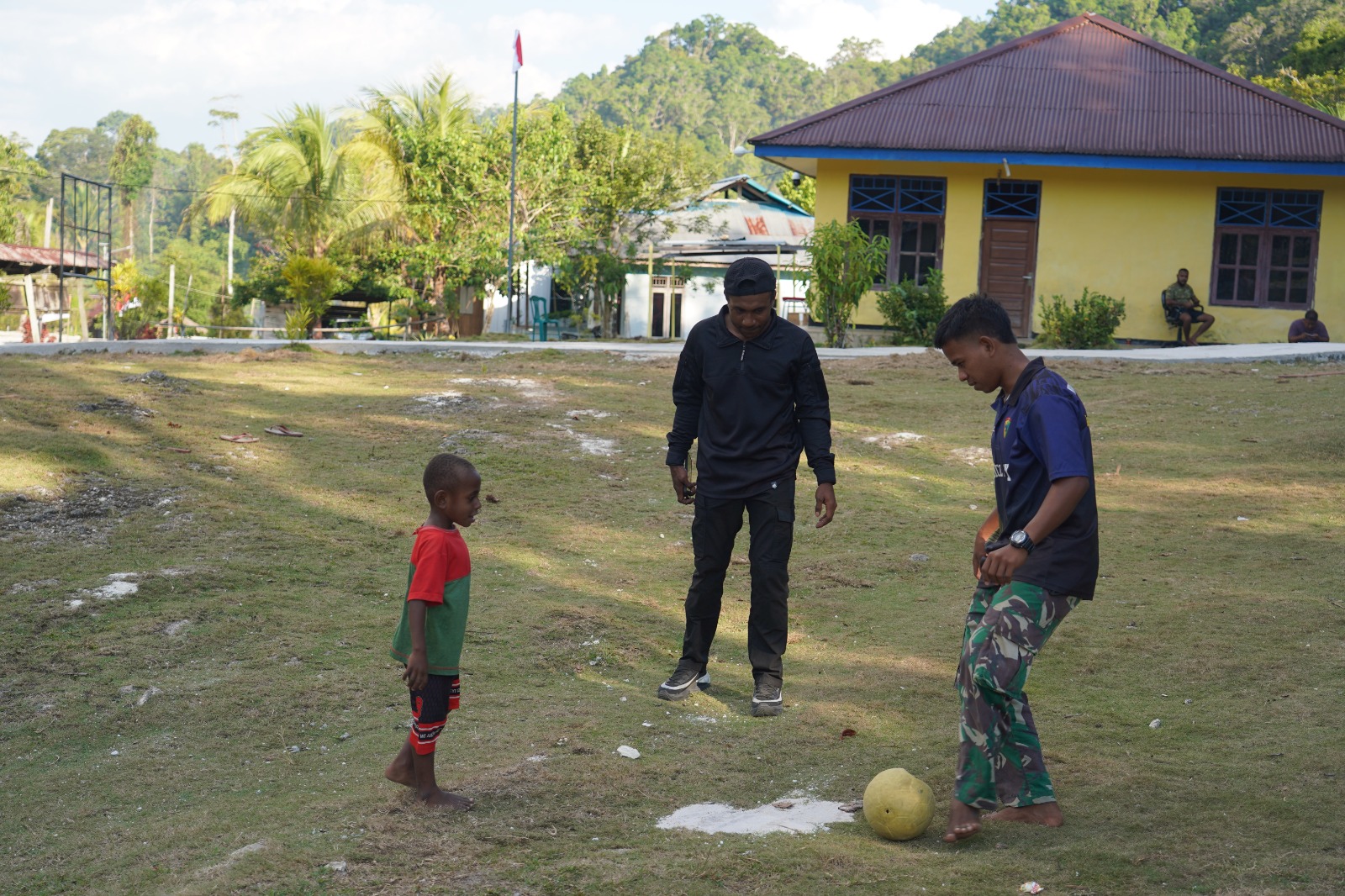 WhatsApp Image 2026-08-08 at 21.14.29 Bukan Sekadar Membangun Desa, Satgas TMMD Ke-129 Hadirkan Keceriaan Bersama Anak-Anak Kampung Sesor