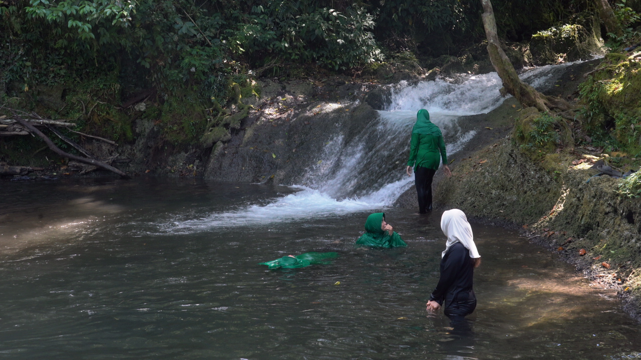 WhatsApp Image 2026-08-10 at 11.00.07 Jembatan Wisata Rampung, Persit Nikmati Keindahan Air Terjun Kampung Sesor