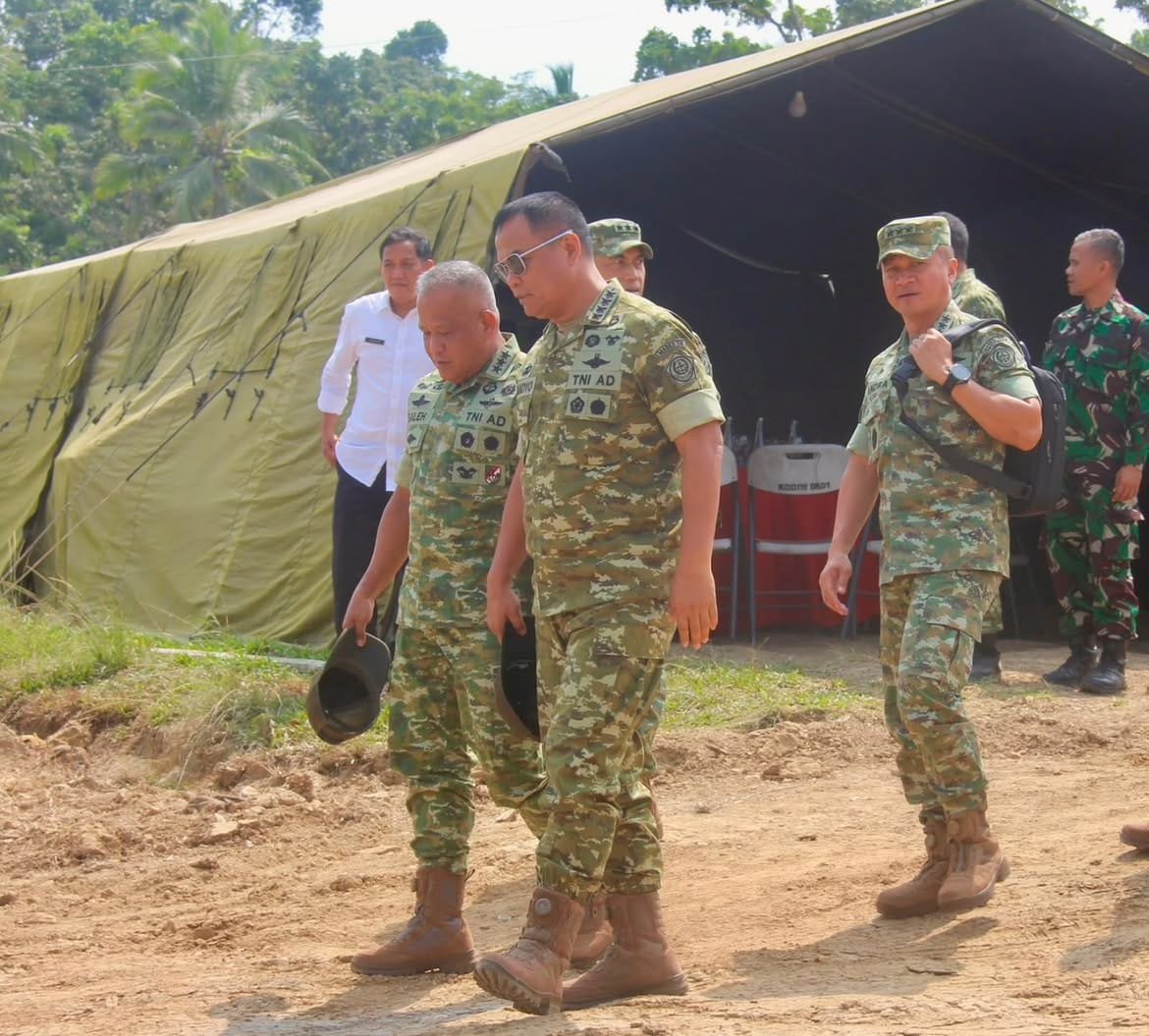 Wapang TNI Tinjau Karya Bakti, Pembangunan KDKMP dan Yonif TP 842/Badak Sakti di Pandeglang
