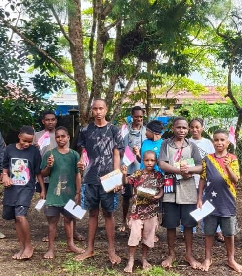 WhatsApp Image 2026-08-16 at 11.51.15(1) Meriahkan HUT RI ke-81, Tokoh adat sekaligus Rohaniawan Gelar Lomba Berhadiah dan Bagikan Sembako kepada Masyarakat Nduga