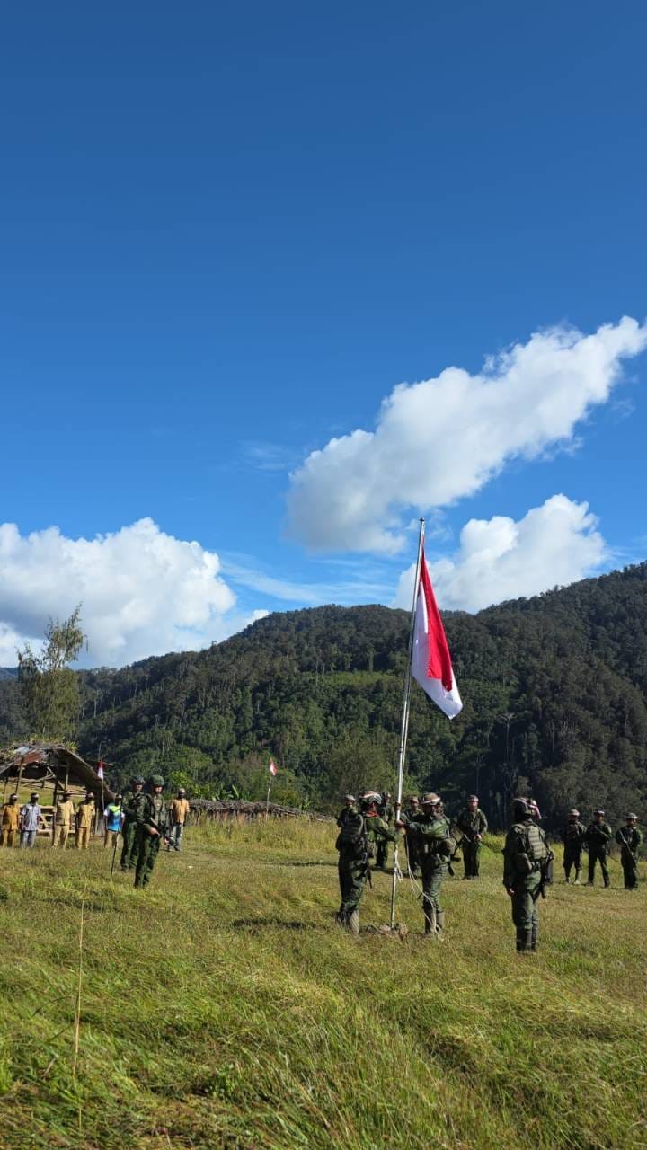 Menembus Keterisolasian Ugimba: Misi Pengabdian Koops TNI Habema Mengibarkan Merah Putih di Kaki Gunung Cartenz