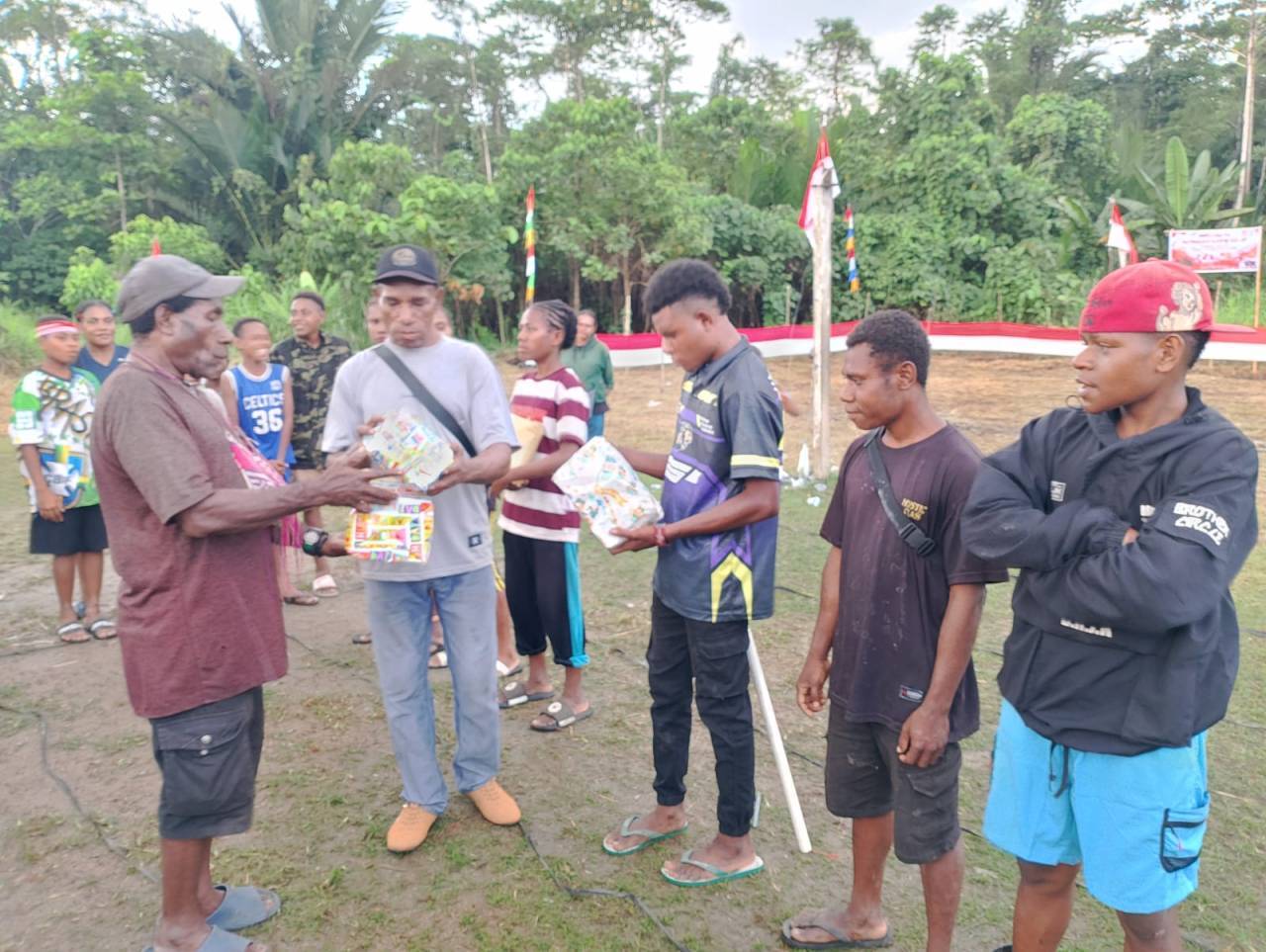 WhatsApp Image 2026-08-17 at 11.04.01(1) Peringati HUT ke-81 RI, Kepala Suku Kampung Suskun Keerom Gelar Lomba dan Bagikan Sembako untuk Pompa Semangat Nasionalisme