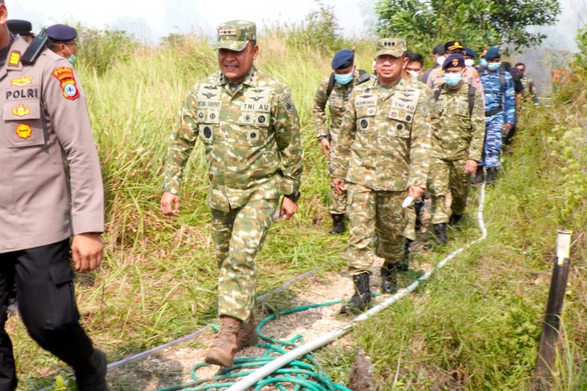 WhatsApp Image 2026-08-24 at 08.22.57 (4) Komandan Lanud Sjamsudin Noor Dampingi Pangkodau II Tinjau Langsung Penanggulangan Karhutla di Kalimantan Selatan