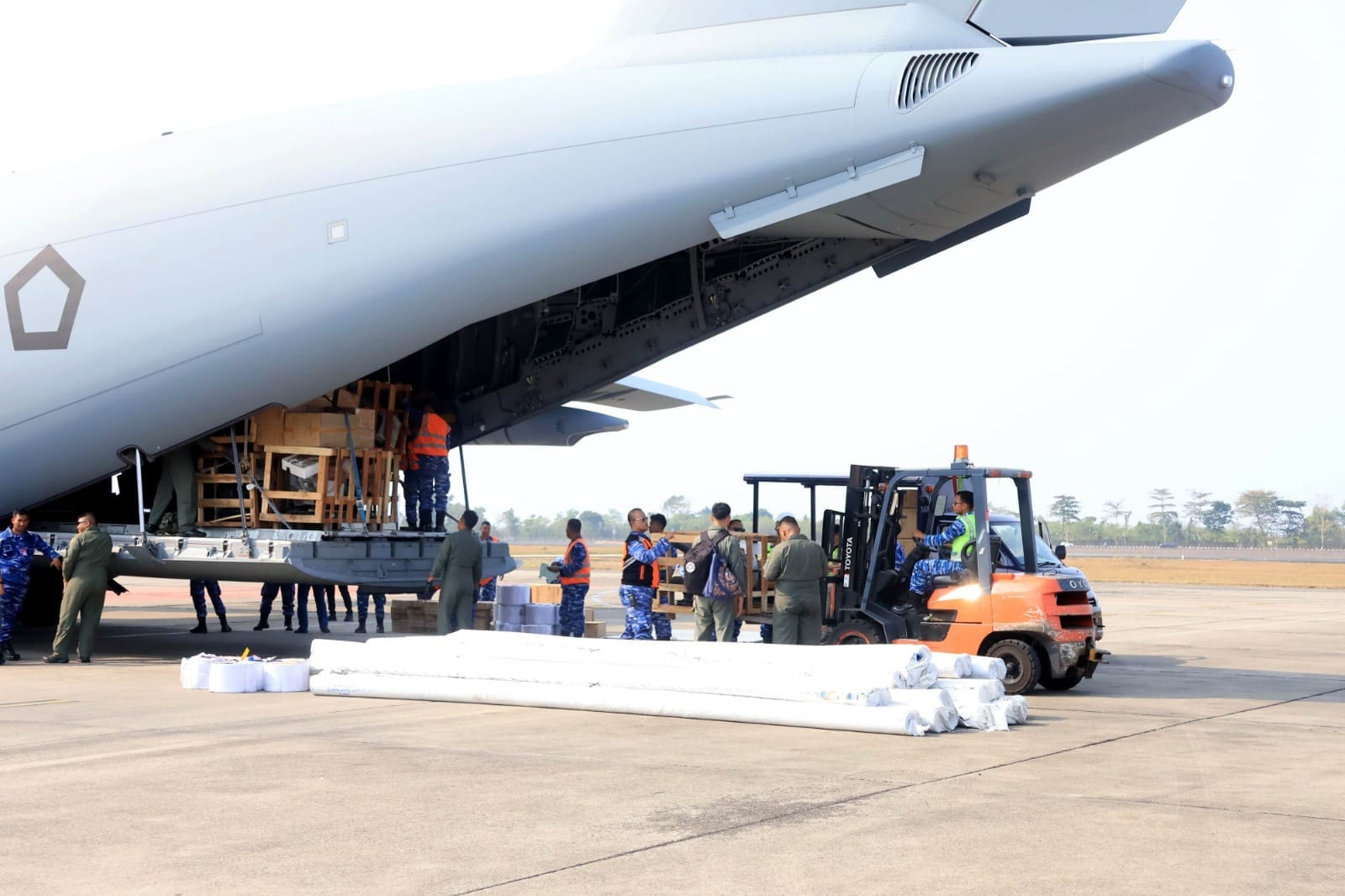 WhatsApp Image 2026-08-24 at 14.07.45 (1) Mendukung Penuh Penanganan Karhutla, TNI AU Terbangkan A-400M Bawa Bantuan Presiden RI Yang Dikirim oleh Kemhan-Kementan