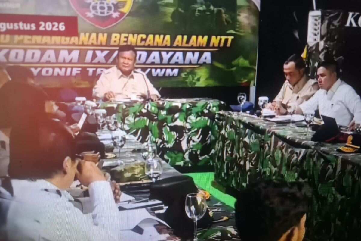 Presiden Prabowo tinjau warga terdampak gempa Flores NTT di Nagekeo Presiden Prabowo tinjau warga terdampak gempa Flores NTT di Nagekeo