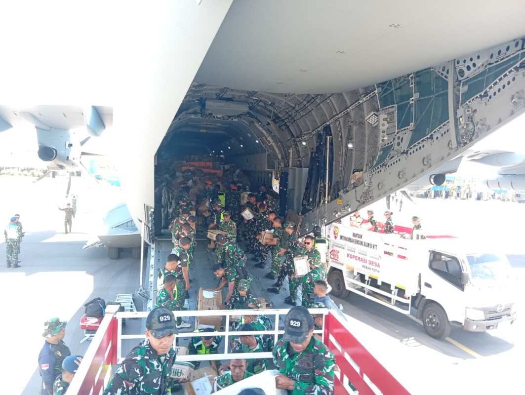 Hari Kedua Belas Penanganan Gempa NTT, TNI Kirim 925,638 Ton Bantuan