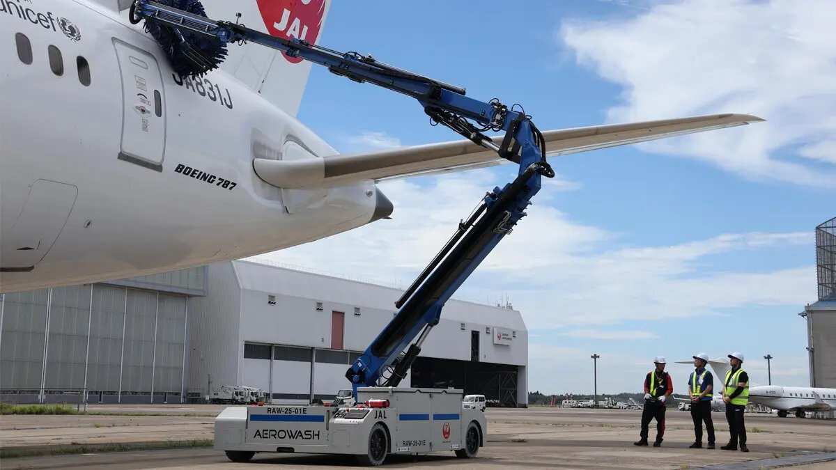 Inovasi Jepang: Robot AW3 Dalam Pencucian Pesawat