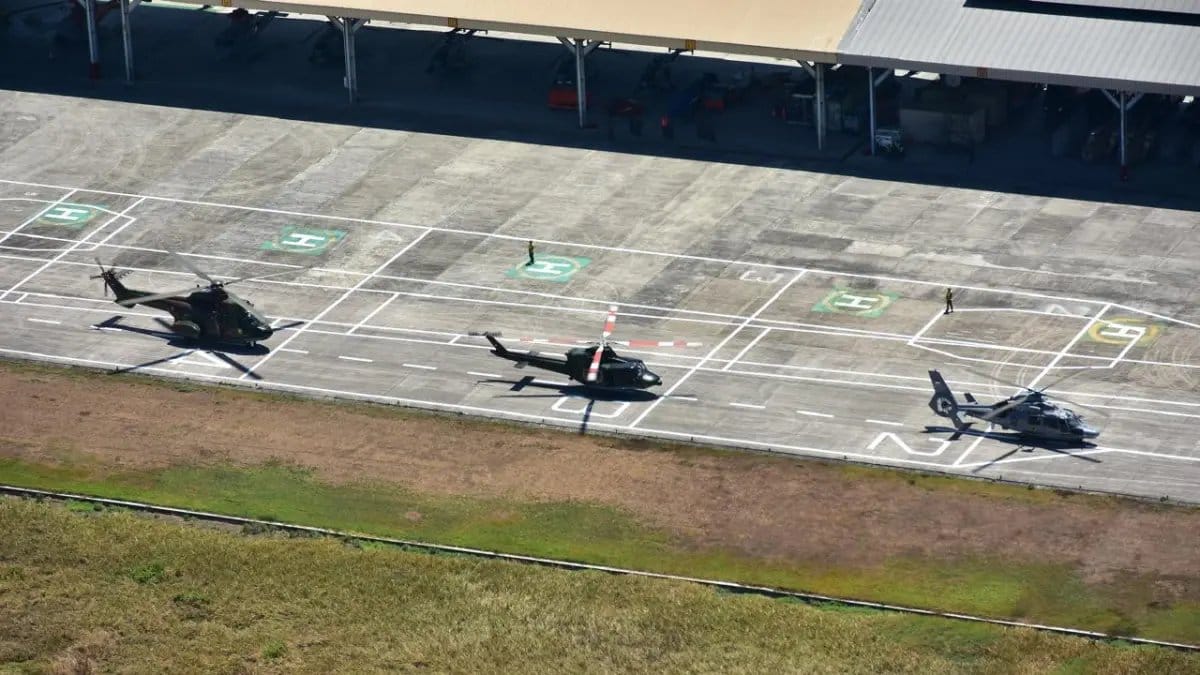 Latihan Operasi Helikopter di Flight Deck Kapal Induk Garibaldi Latihan Operasi Helikopter di Flight Deck Kapal Induk Garibaldi
