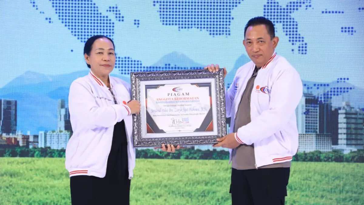 Pengangkatan Kapolri sebagai Anggota Kehormatan KSBsi: Implikasi bagi Perlindungan Buruh Pengangkatan Kapolri sebagai Anggota Kehormatan KSBsi: Implikasi bagi Perlindungan Buruh