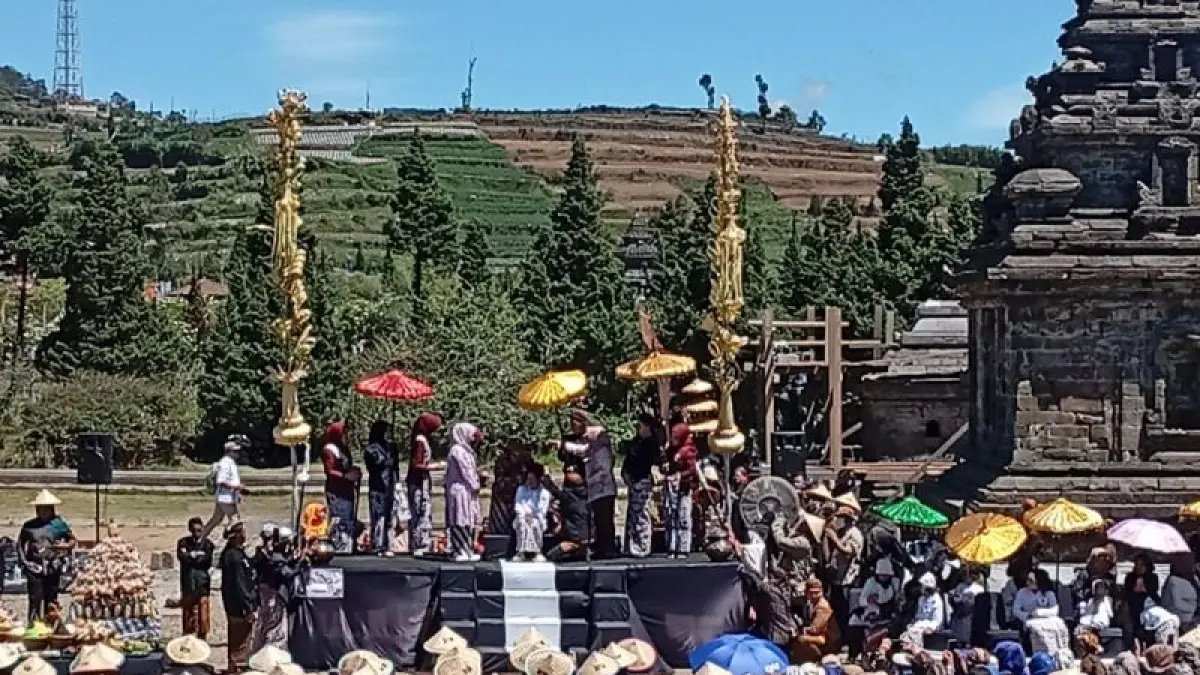 Keunikan Prosesi Ruwatan Anak Gimbal di Dieng Culture Festival 2026 Keunikan Prosesi Ruwatan Anak Gimbal di Dieng Culture Festival 2026