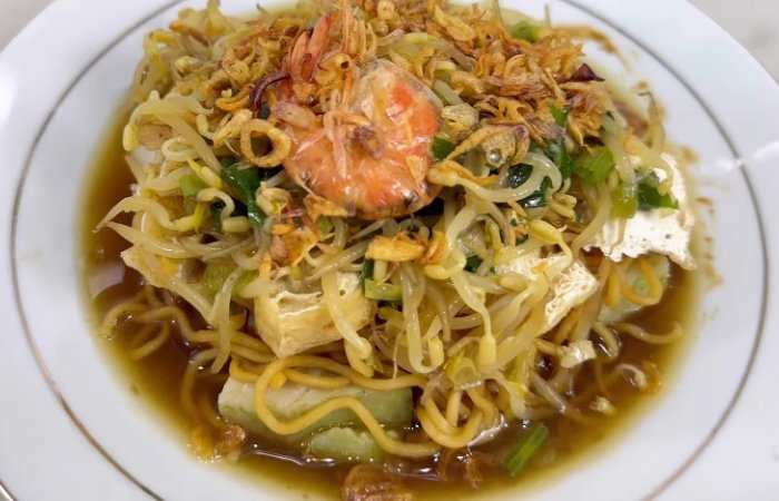 Menggugah Selera: Resep Lontong Mie Khas Surabaya yang Mudah Menggugah Selera: Resep Lontong Mie Khas Surabaya yang Mudah