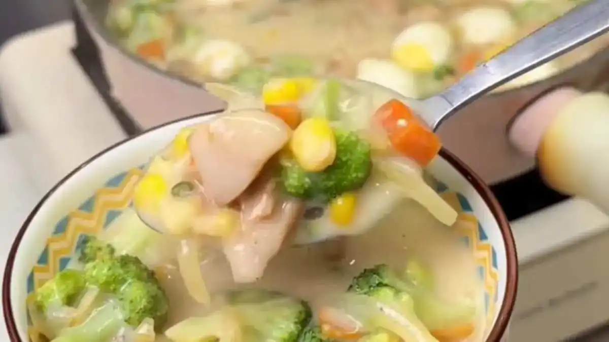 Menikmati Sup Ayam Brokoli Creamy yang Hangat Menikmati Sup Ayam Brokoli Creamy yang Hangat