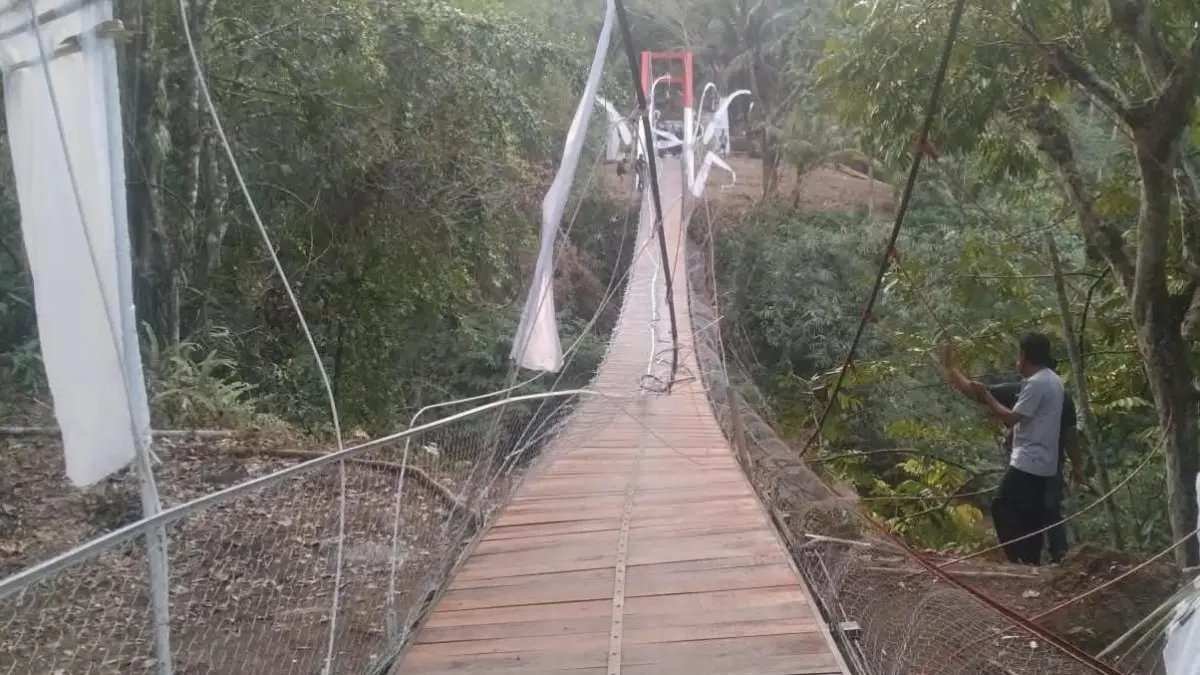 Jembatan Gantung Pongpet di Pangandaran Ambruk