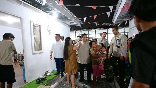 Prabowo Subianto Menyapa Warga Relokasi di Senen, Jakarta Prabowo Subianto Menyapa Warga Relokasi di Senen, Jakarta