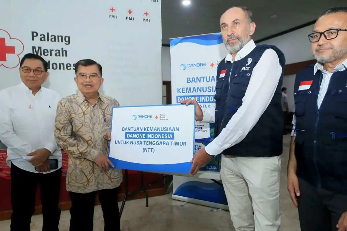 Danone Indonesia-PMI salurkan bantuan bagi warga terdampak gempa NTT Danone Indonesia-PMI salurkan bantuan bagi warga terdampak gempa NTT