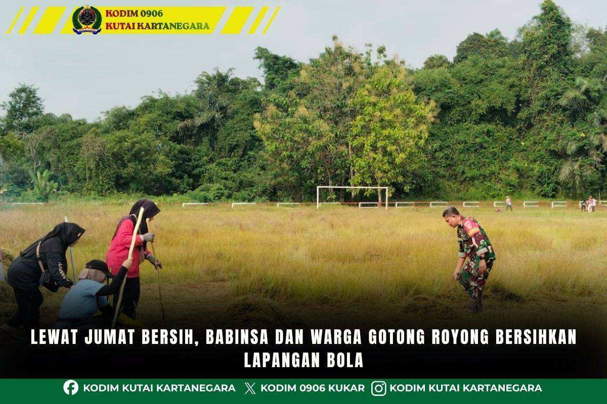 Lewat Jumat Bersih, Babinsa dan Warga Gotong Royong Bersihkan Lapangan Bola