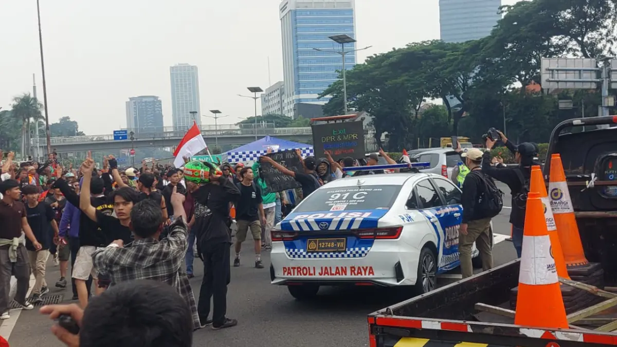 Protes Aksi Masyarakat Terkait Logistik dan Ambulans di Depan DPR RI