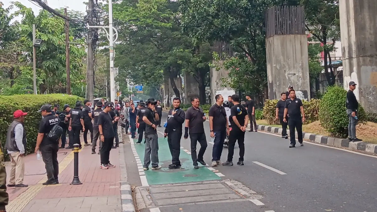 Polisi Kaos Hitam Cegat Pengunjung di Depan Gedung DPR