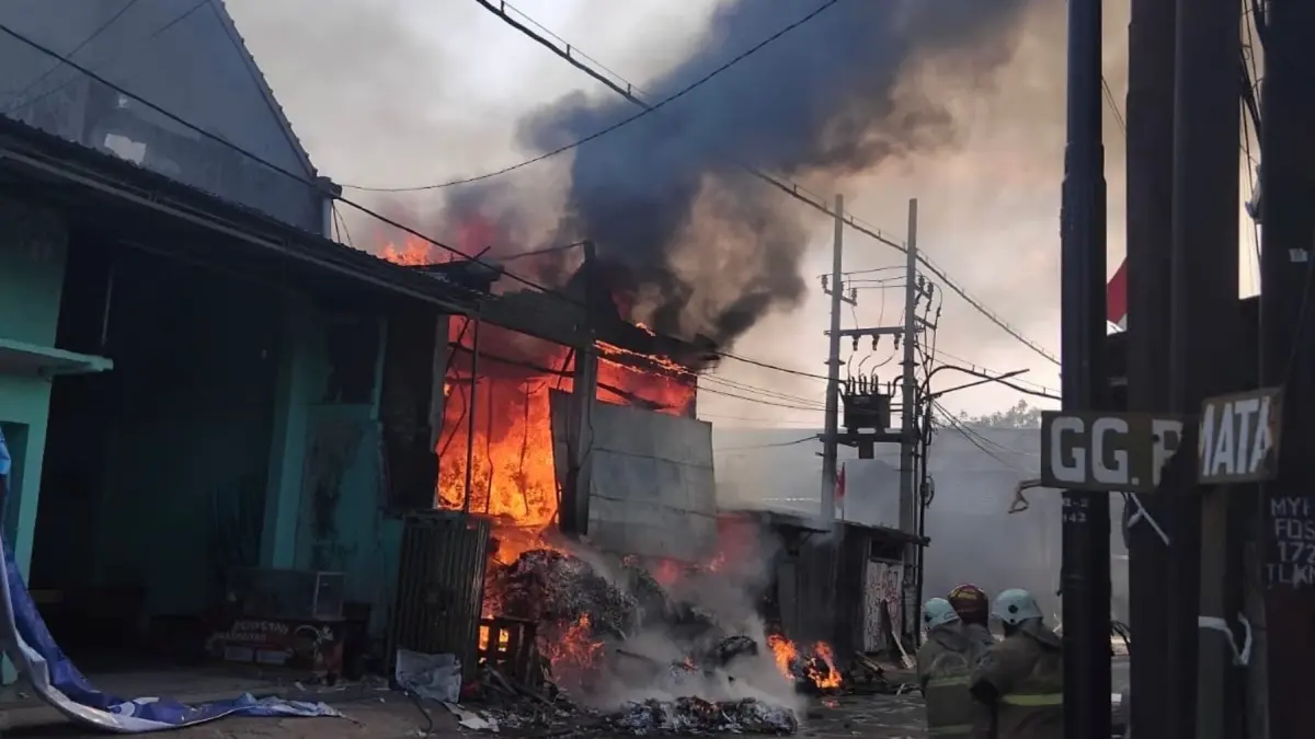 Kebakaran Gudang Kertas Bekas di Surabaya