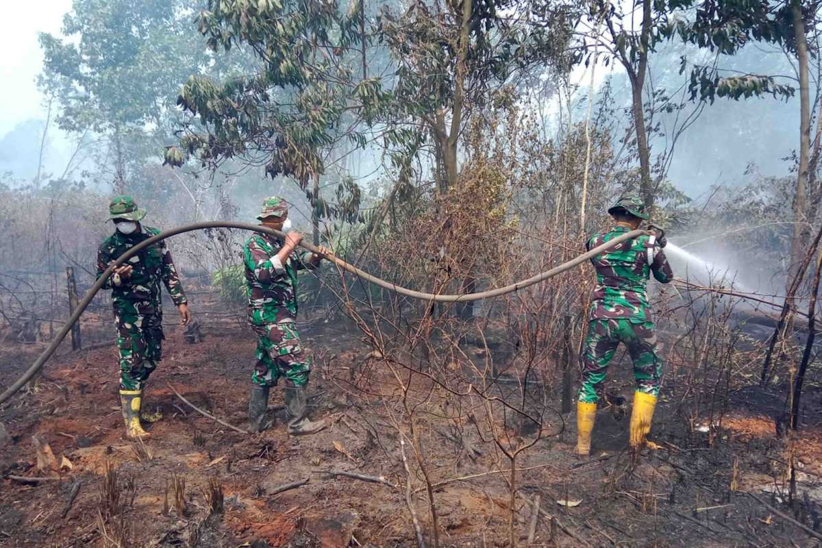 Gambut Jadi Medan Tempur, Satgas Darat Lanud Sjamsudin Noor Pantang Pulang Sebelum Bara Terkendali