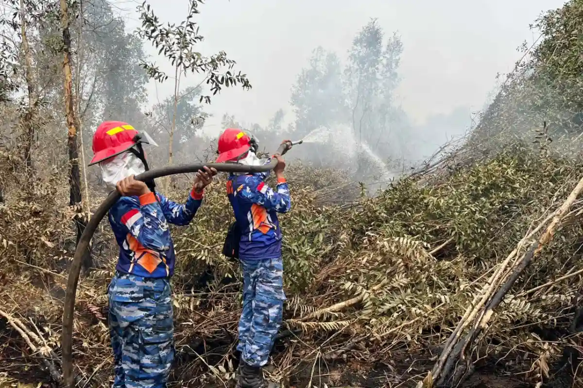 Asap Masih Mengepul, Satgas Darat Lanud Sjamsudin Noor Perkuat Pembasahan Lahan Gambut