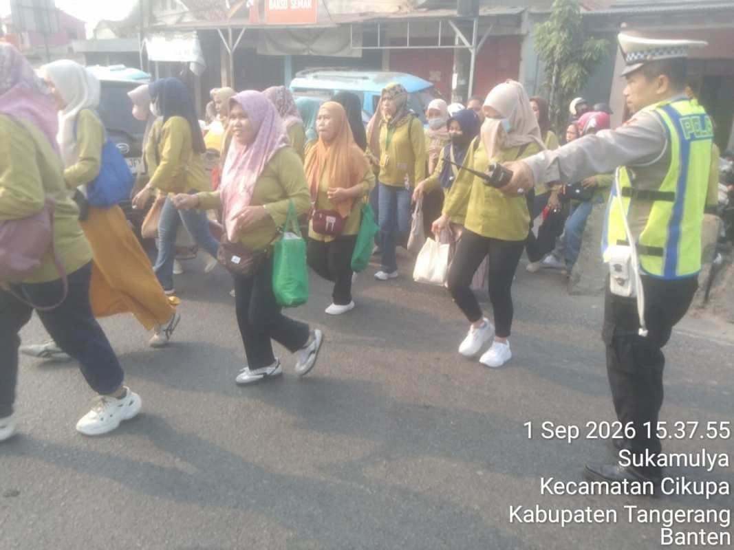 PECAK Sore Polsek Cikupa, AIPTU Sapudin Atur Arus Lalu Lintas di Pertigaan Columbus