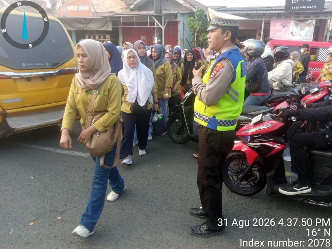 PECAK Sore Polsek Cikupa, IPTU Udi Muhdi Atur Lalu Lintas di Pertigaan Columbus