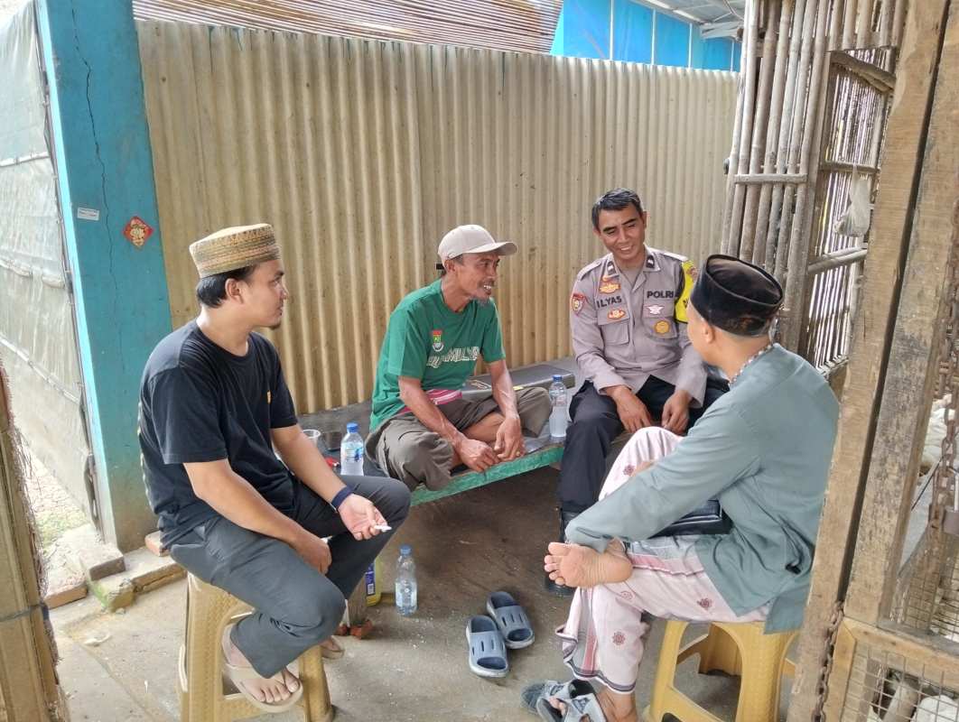 Bhabinkamtibmas Sambangi Tokoh Agama di Sukamulya, Perkuat Silaturahmi dan Kamtibmas