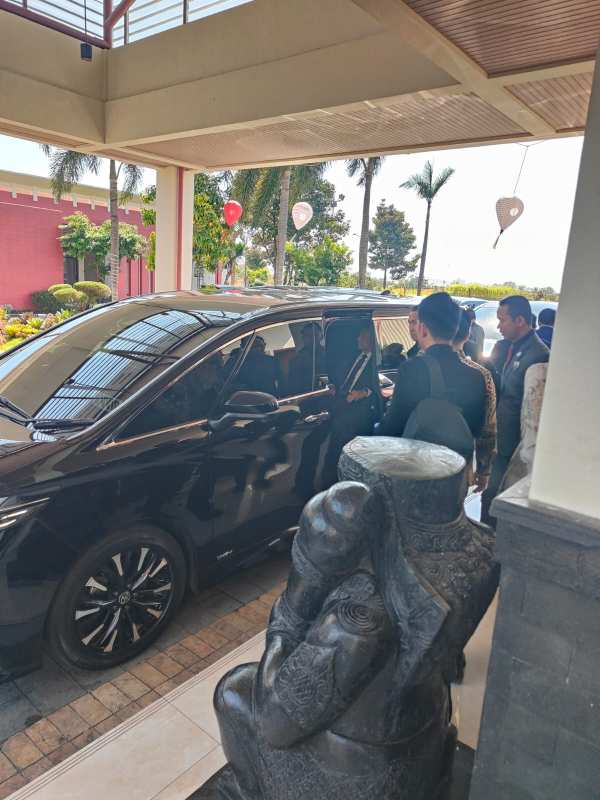 Mendarat di Bandara Juanda, AHY Langsung Bertolak ke Unair Surabaya