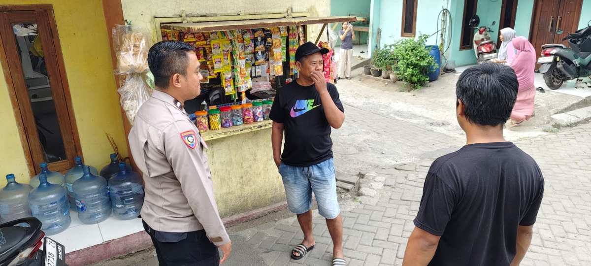 Sambangi Warung Warga, Bhabinkamtibmas Sukanagara Perkuat Silaturahmi dan Kamtibmas