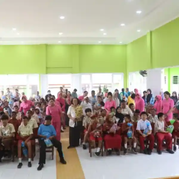 HKGB ke-74, Bhayangkari Peduli Hadirkan Senyum untuk 193 Siswa SLB di Kota Sorong