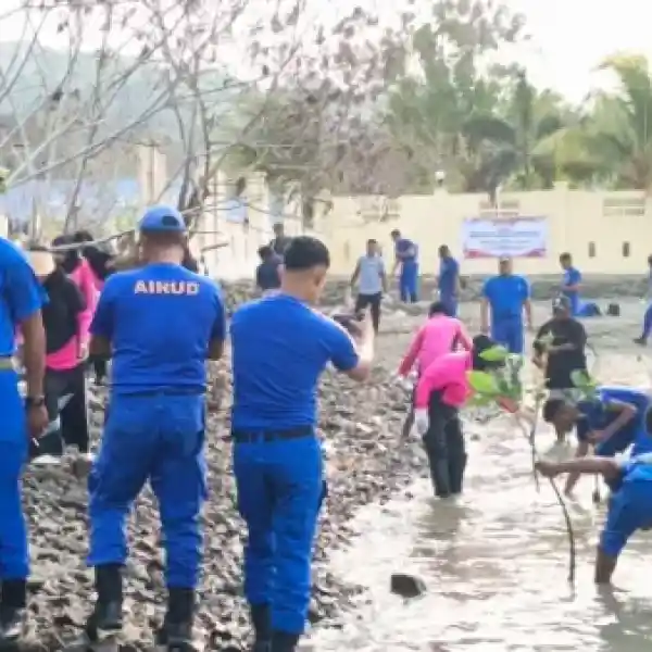 Ditpolairud Polda Papua Barat Daya Bersama Bhayangkari dan Masyarakat Pesisir Tanam Mangrove dan Bersihkan Pantai
