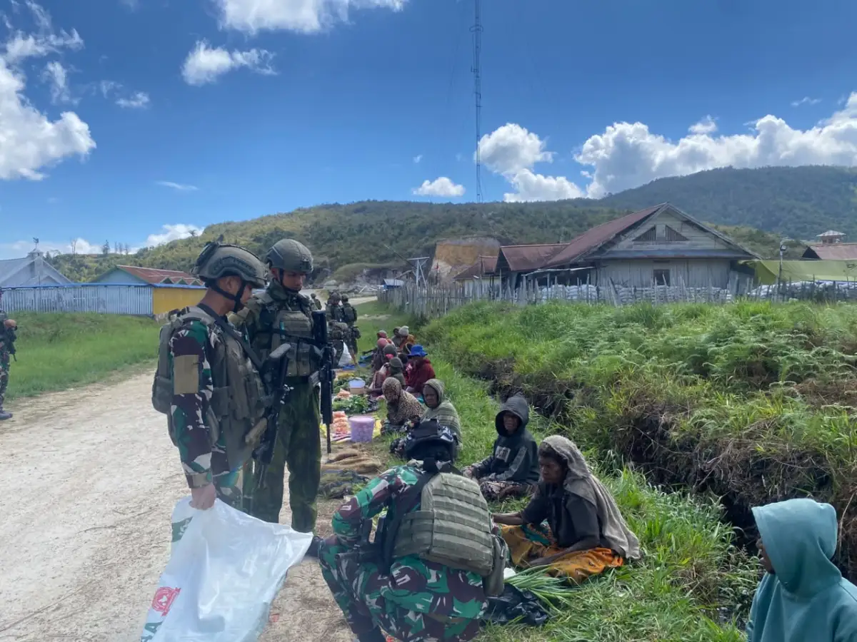 Membangun Kedekatan dengan Rakyat: Prajurit Marinir Dukung Ekonomi Mama Papua Pasarkan Hasil Kebun