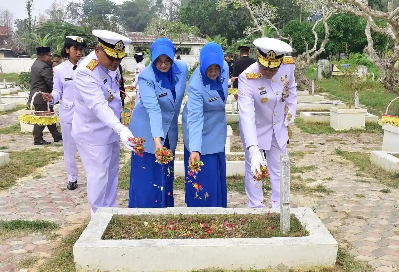 Jelang HUT TNI Ke-81, Dankodaeral XIV Ikuti Ziarah Rombongan ke TMP Sorong