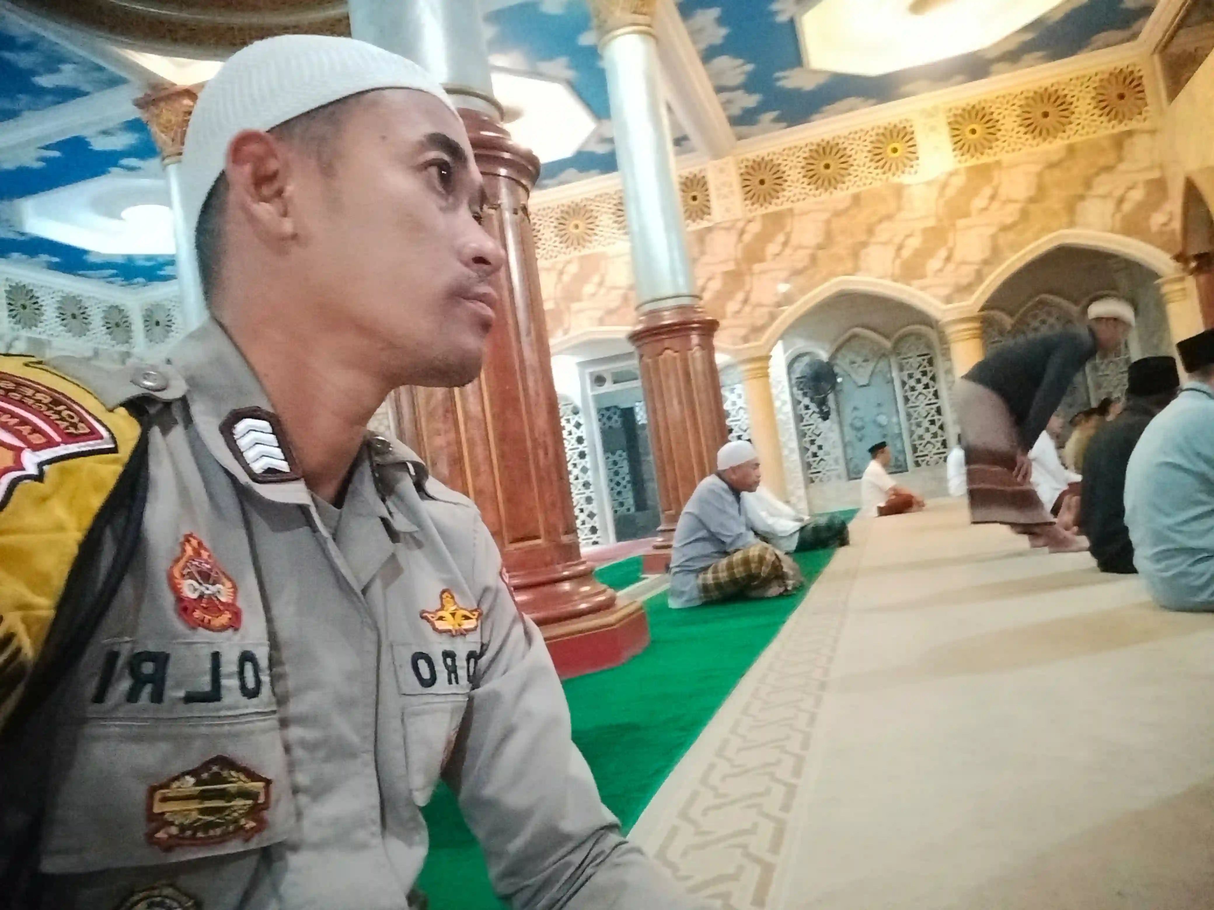 SULING, Bripka Ristyanto Shalat Subuh Bersama Warga di Masjid At Taqwa