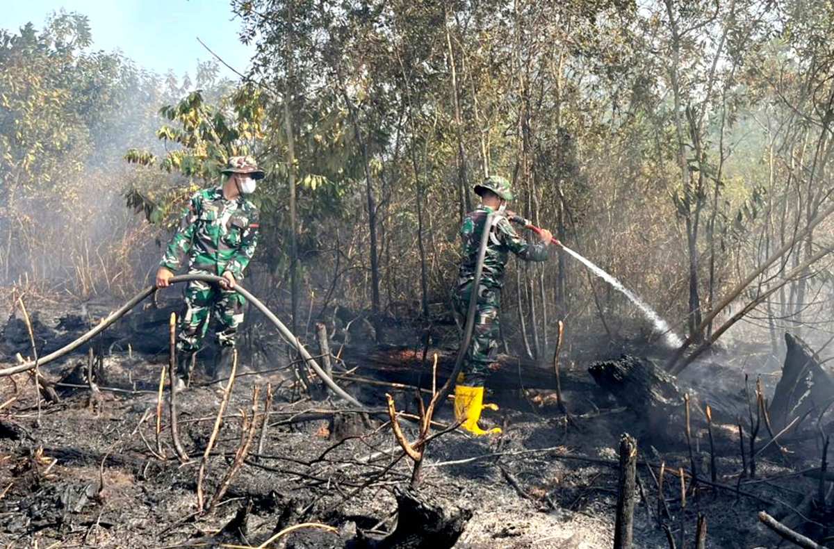 WhatsApp Image 2026-09-02 at 16.54.51 Dikepung Asap dan Bara, Satgas Darat Lanud Sjamsudin Noor Tak Beri Celah Karhutla Meluas Dekati Permukiman Warga