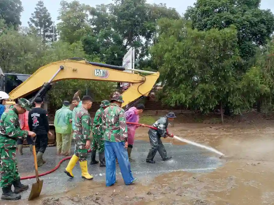 WhatsApp Image 2026-09-23 at 11.30.42 Gerak Cepat TNI Bantu Tangani Dampak Banjir Bandang di Kabupaten Solok Sumbar