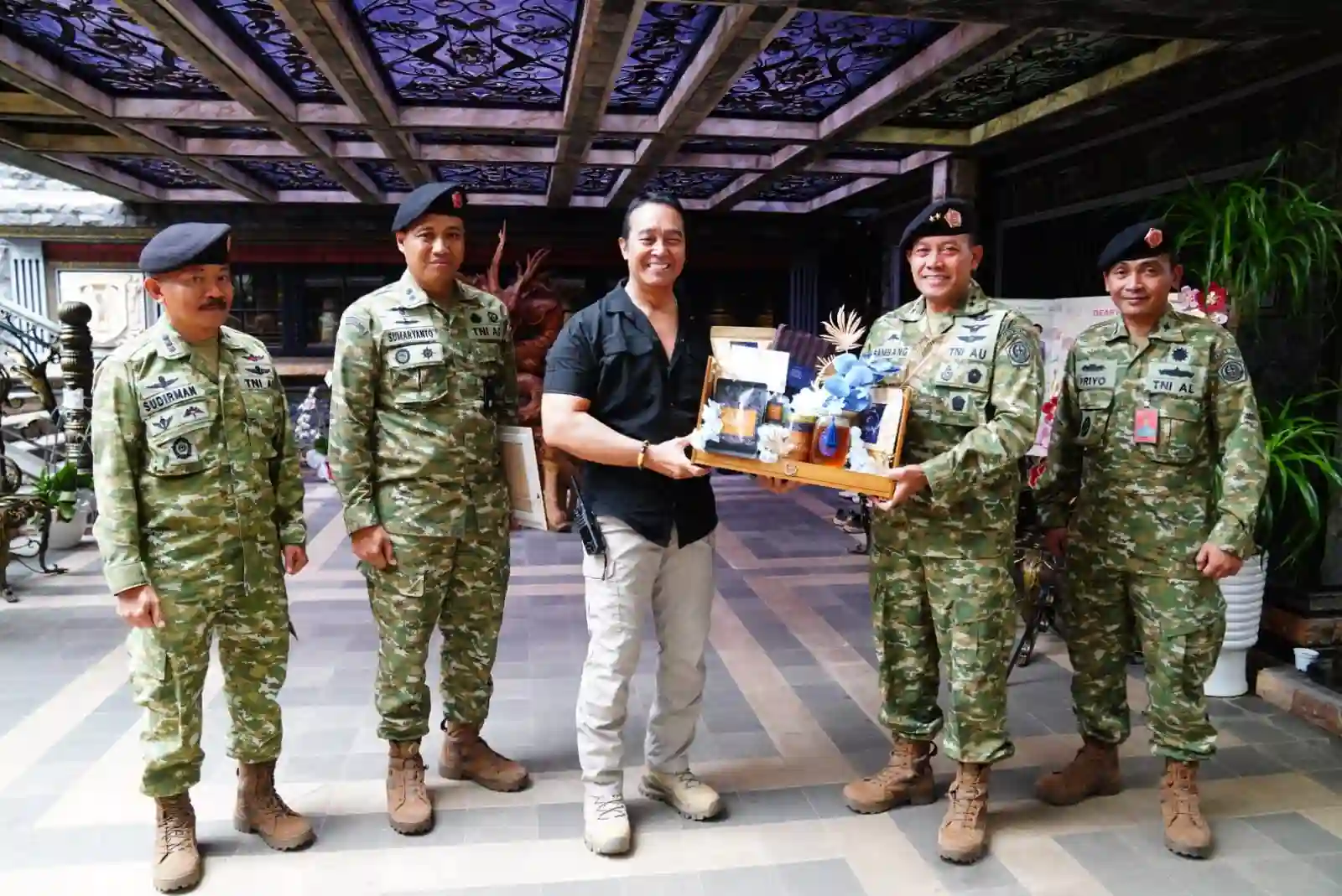 WhatsApp Image 2026-09-28 at 16.49.36 Rangkaian HUT, Wadan Kodiklat TNI Silaturahmi dengan Mantan Panglima TNI