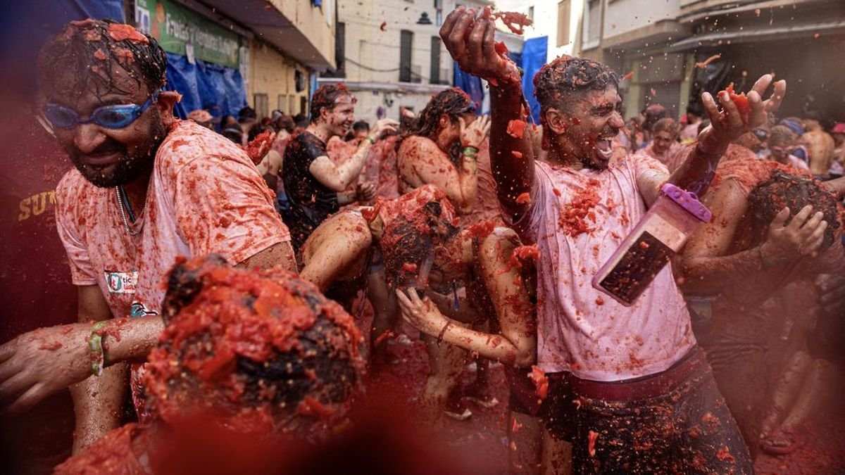 Meriah dan Serunya Perang Tomat La Tomatina di Spanyol