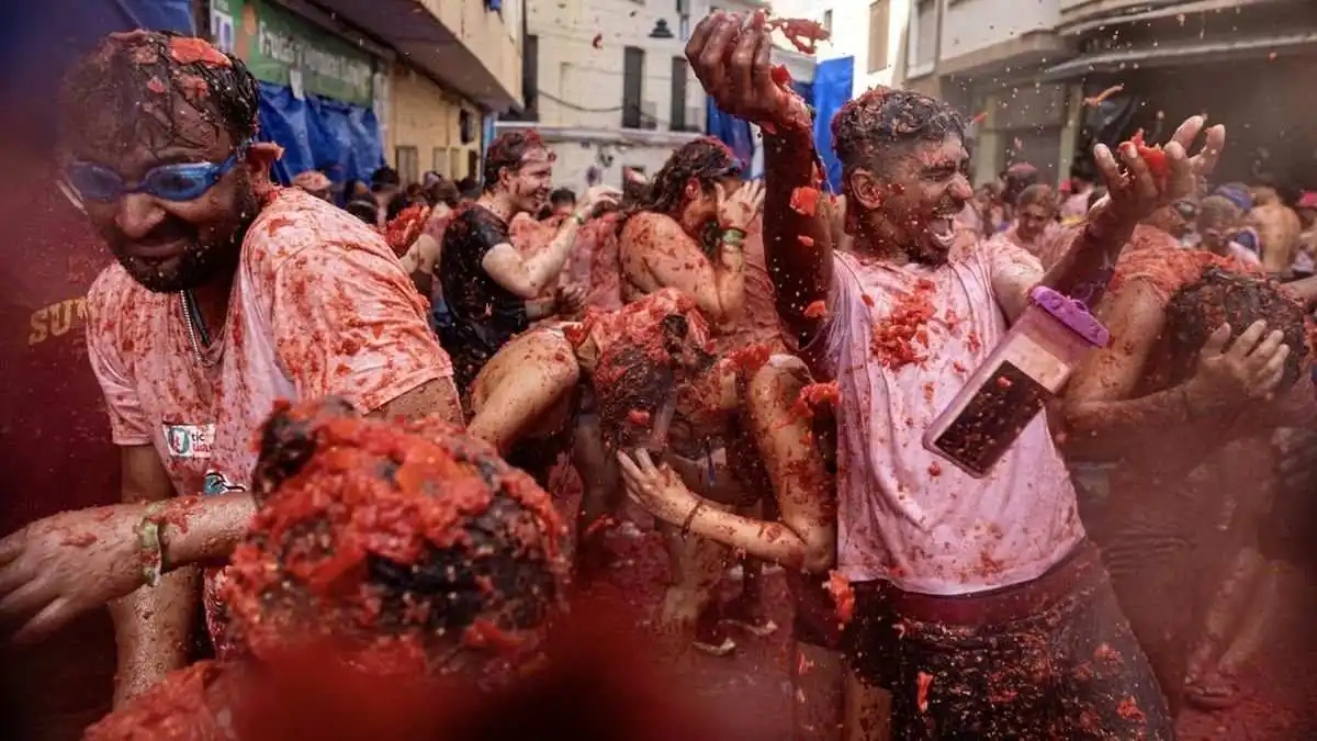 Meriah dan Serunya Perang Tomat La Tomatina di Spanyol