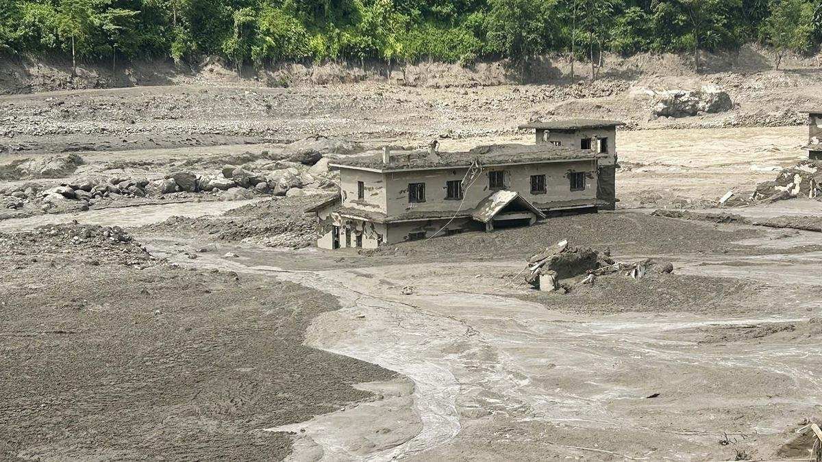 Kepala Sekolah di Nepal Selamatkan 900 Siswa dari Banjir Bandang Kepala Sekolah di Nepal Selamatkan 900 Siswa dari Banjir Bandang