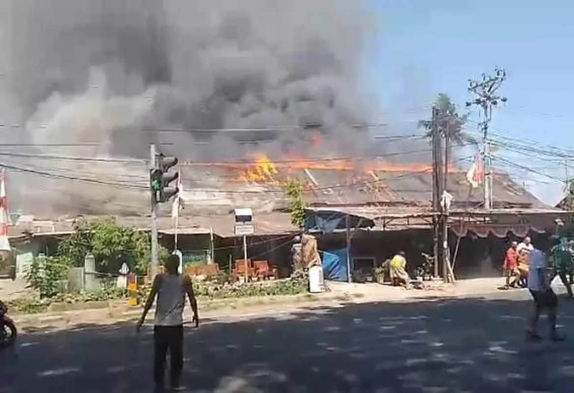Kebakaran Di Asrama TNI Mattoanging: Puluhan Rumah Terbakar Kebakaran Di Asrama TNI Mattoanging: Puluhan Rumah Terbakar
